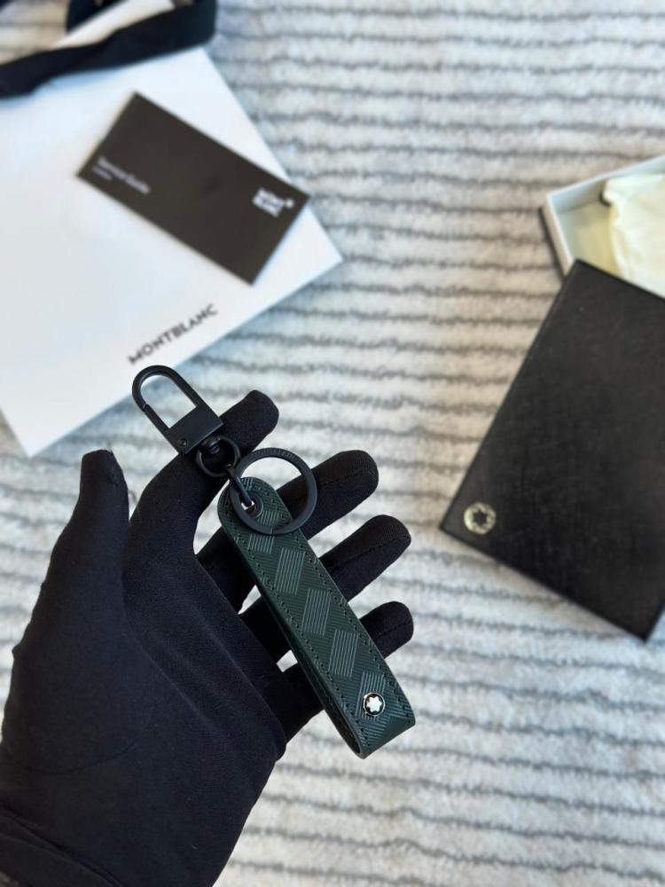 を　Elegance Montblanc leather keychain with the brand's logo, black with