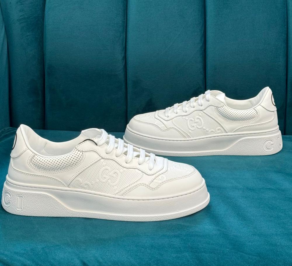 スニーカー GUCCI Men Sneakers White 765054AACV8 9055 Gucci Men's White Sneakers with Brand Logo - E-SEVEN STORE
