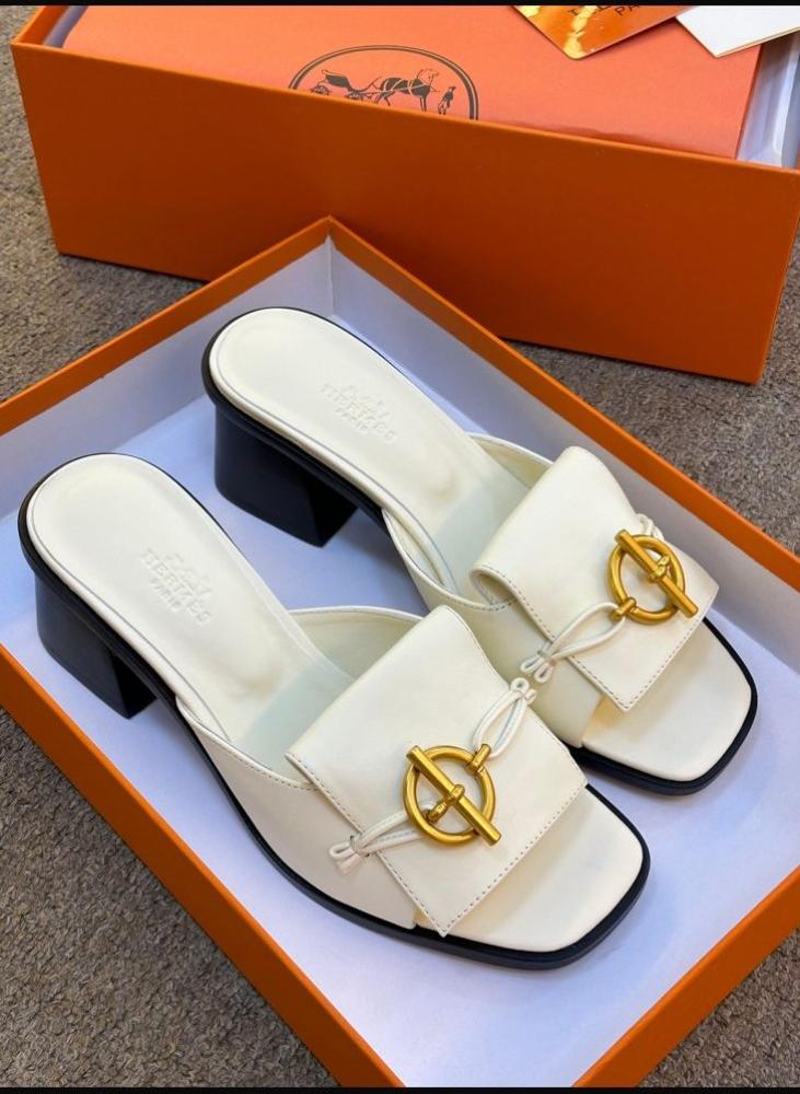 صندل ايرميز جلدي فاخر لون ابيض بكعب مربع