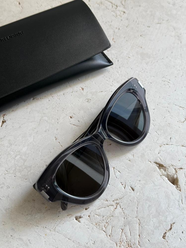 نظارة شمس ايف سانت لوران بإطار دائري لون اسود للنساء