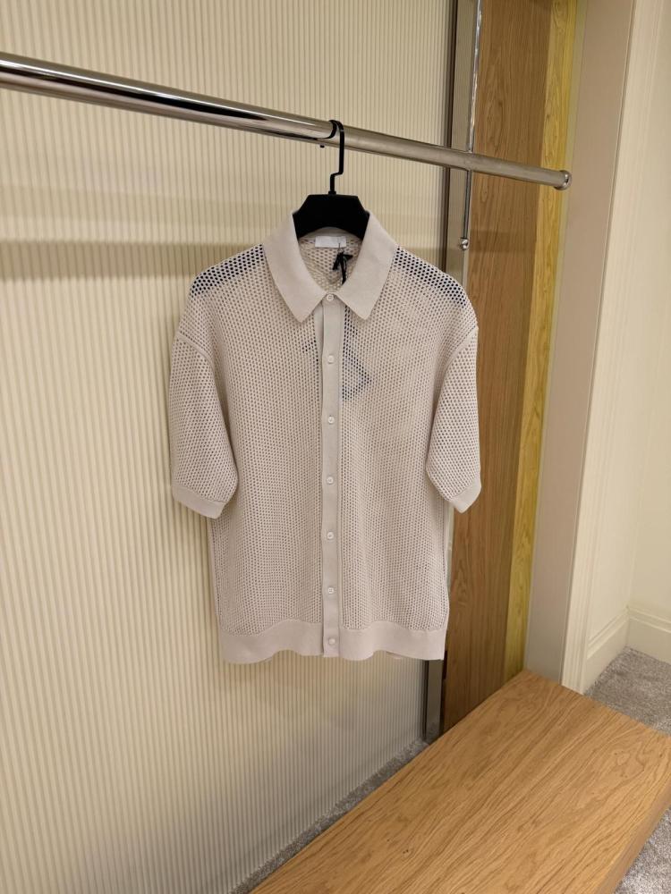 قميص صيفي برادا رجالي مفرغ بأزرار أمامية لون بيج