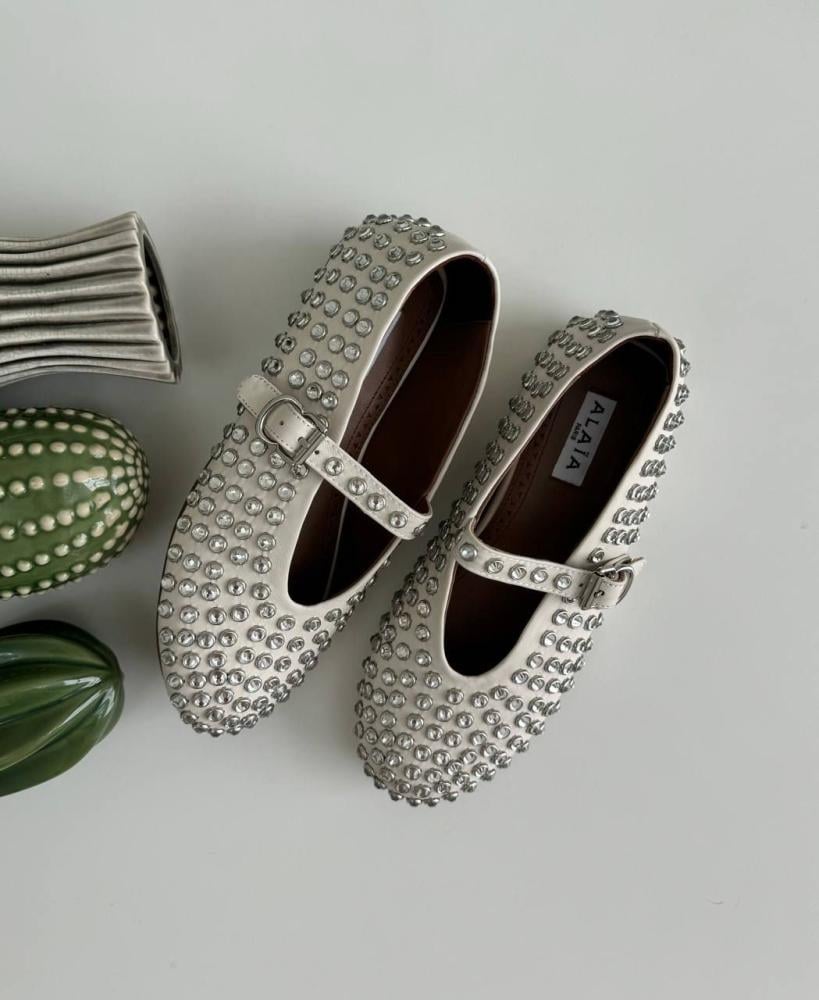 Alaya ballerina flats in silver with shiny rhinestones and a belt