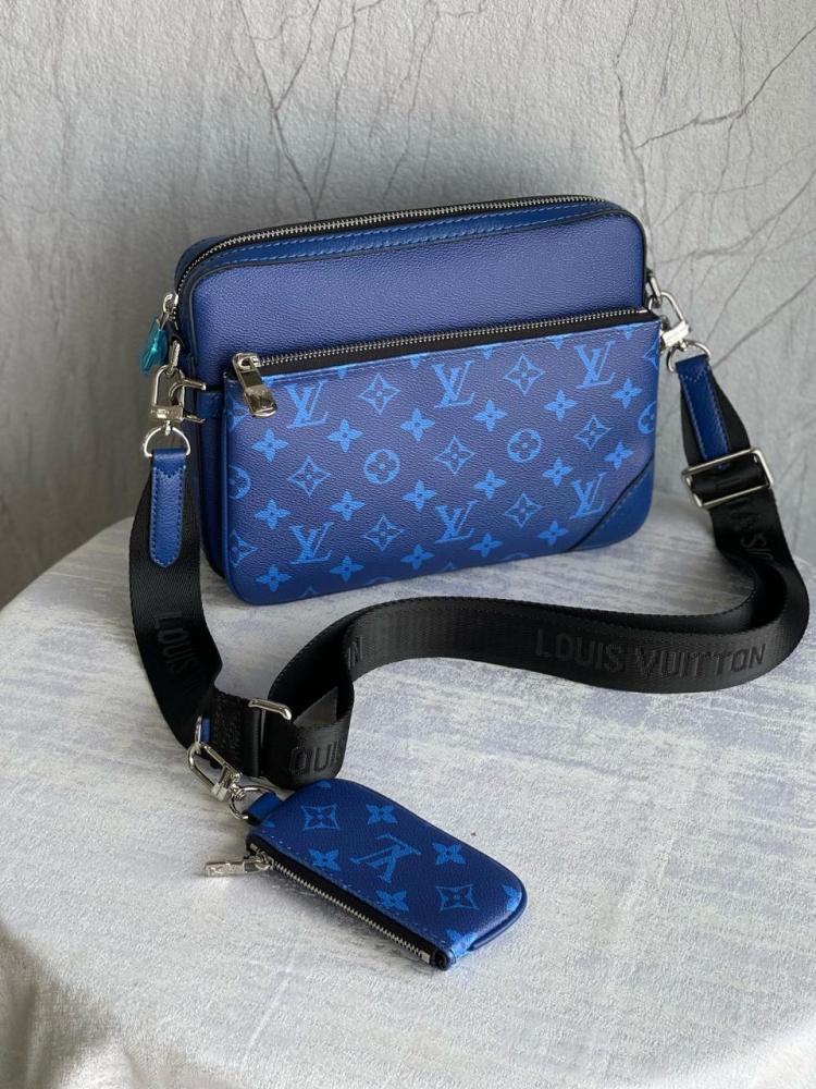 バッグ

ロサンゼルスエンジェルス来場者限定品のため、行列に並んでゲットしました Louis Vuitton Trio Messenger Monogram Shoulder Bag in Navy