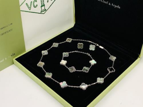 Van Cleef & Arpels Alhambra jewelry set, olive green gradient