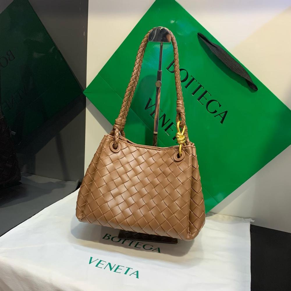 ショルダーバッグ・ポシェット Bottega Veneta Brown Parachute Bottega Veneta Parachute Leather Shoulder Bag in Brown - E