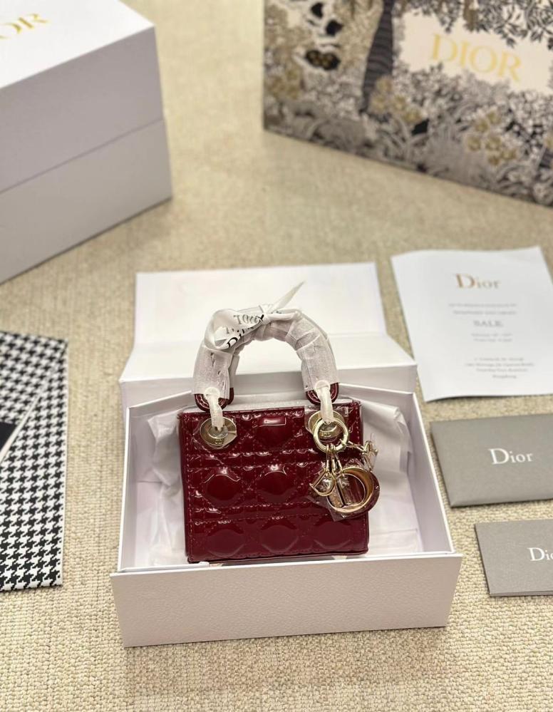 شنطة صغيرة جدا ليدي ديور 13سم بلون برغندي لامع