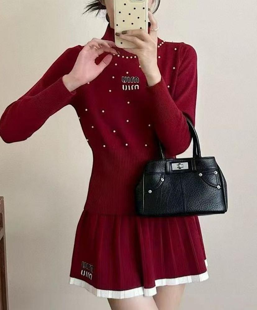 سيت شتوي ميوميو تنورة مع بلوزة قبة عالية لون أحمر خمري أنيق