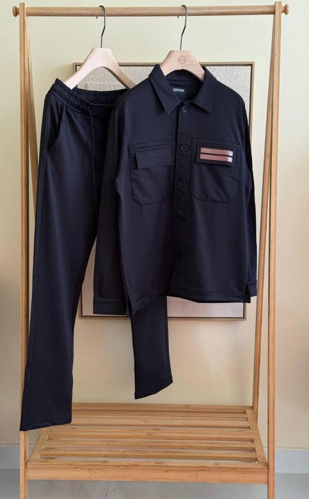 سيت زينيا بنطال مع قميص رجالي بلون اسود بجيوب بارزة