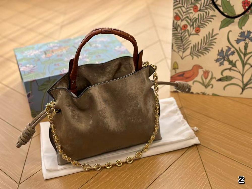 شنطة نسائية شامواه من لويفي لون بني أنيق بمقبص علوي