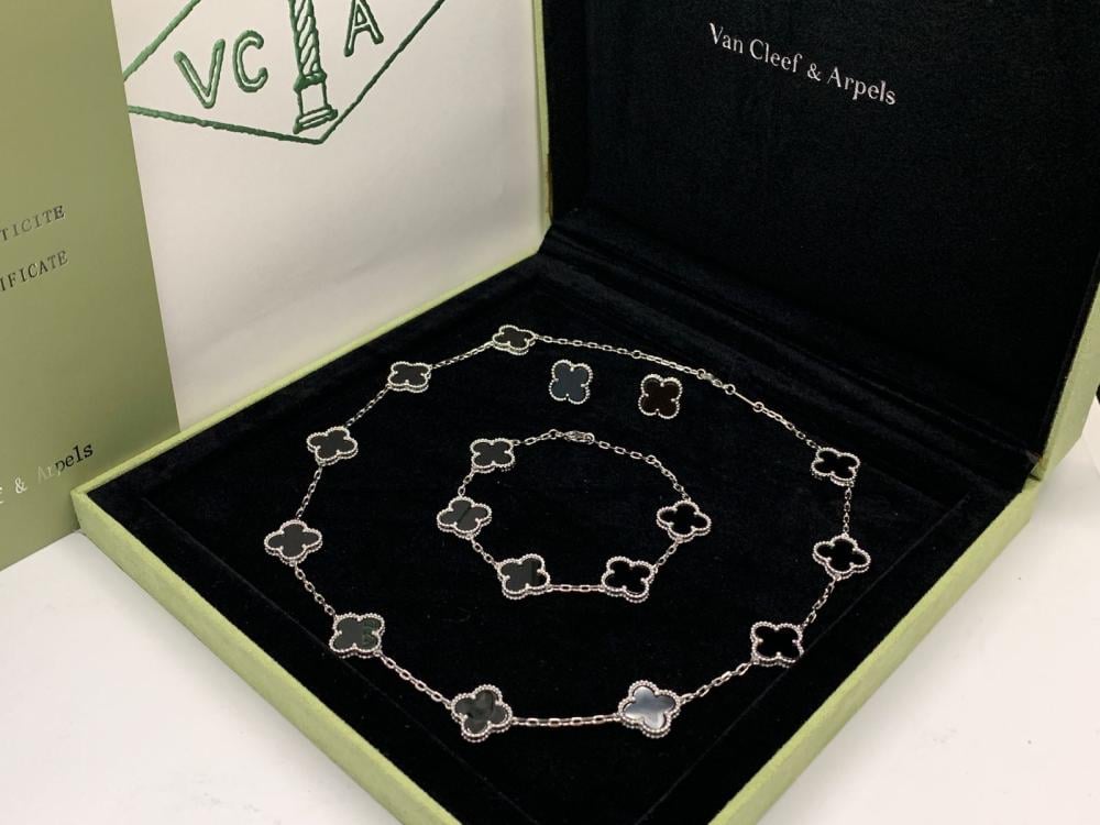 سيت سوارة وعقد فان كليف اند اربلز الامبرا لون اسود