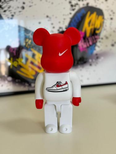 دمية للديكور من نايكي bearbrick لون أحمر