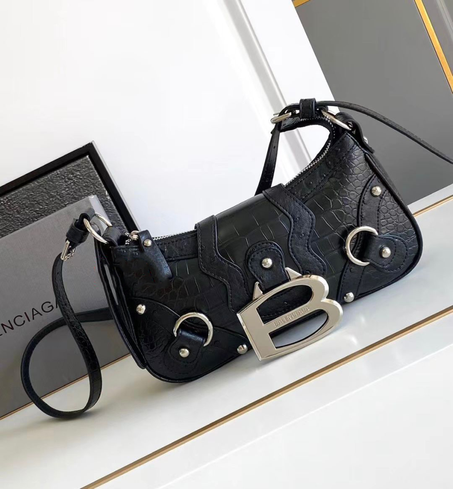 شنطة جلدية سوداء للكتف من بالنسياغا حلي معدنية فضي