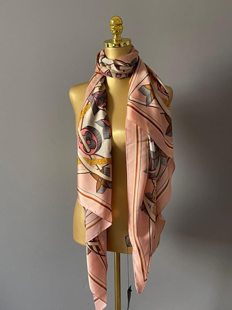 وشاح لويس فيتون ناعم للنساء بلون وردي مزخرف بنقوش الماركة