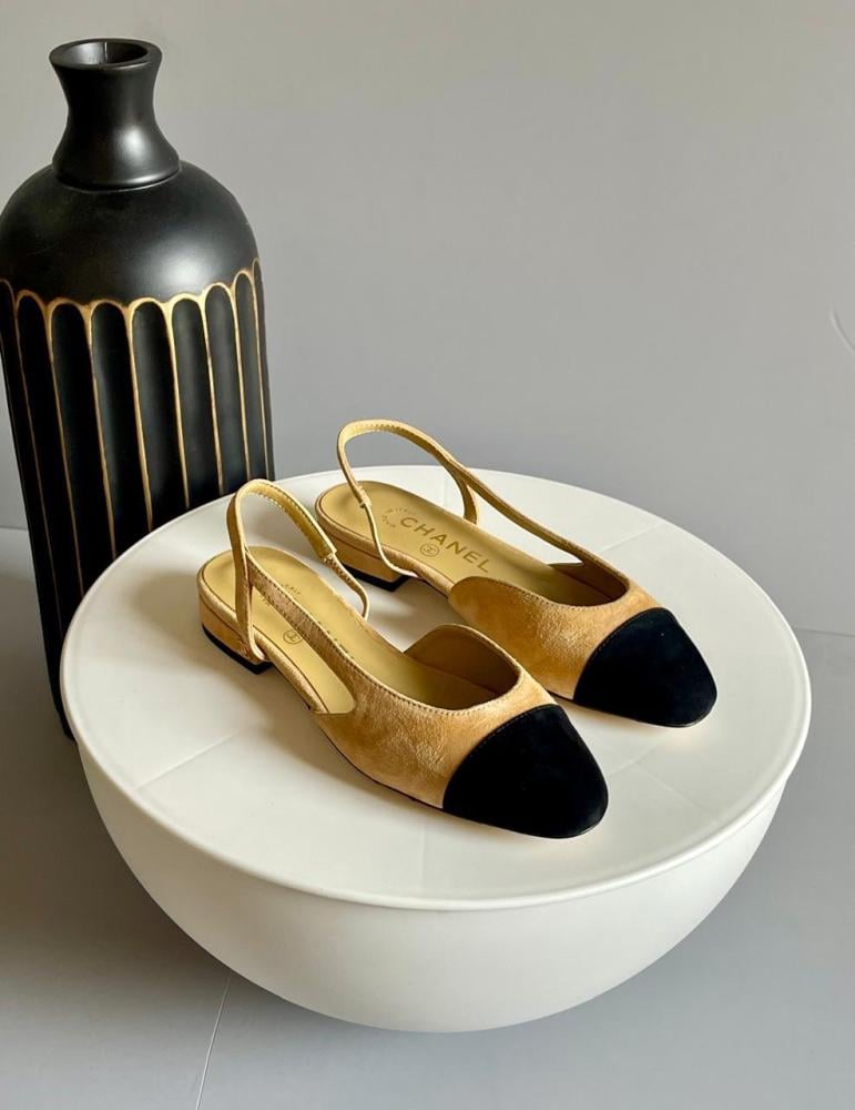 صندل شمواه فلات شانيل بحزام خلفي لون بيج واسود