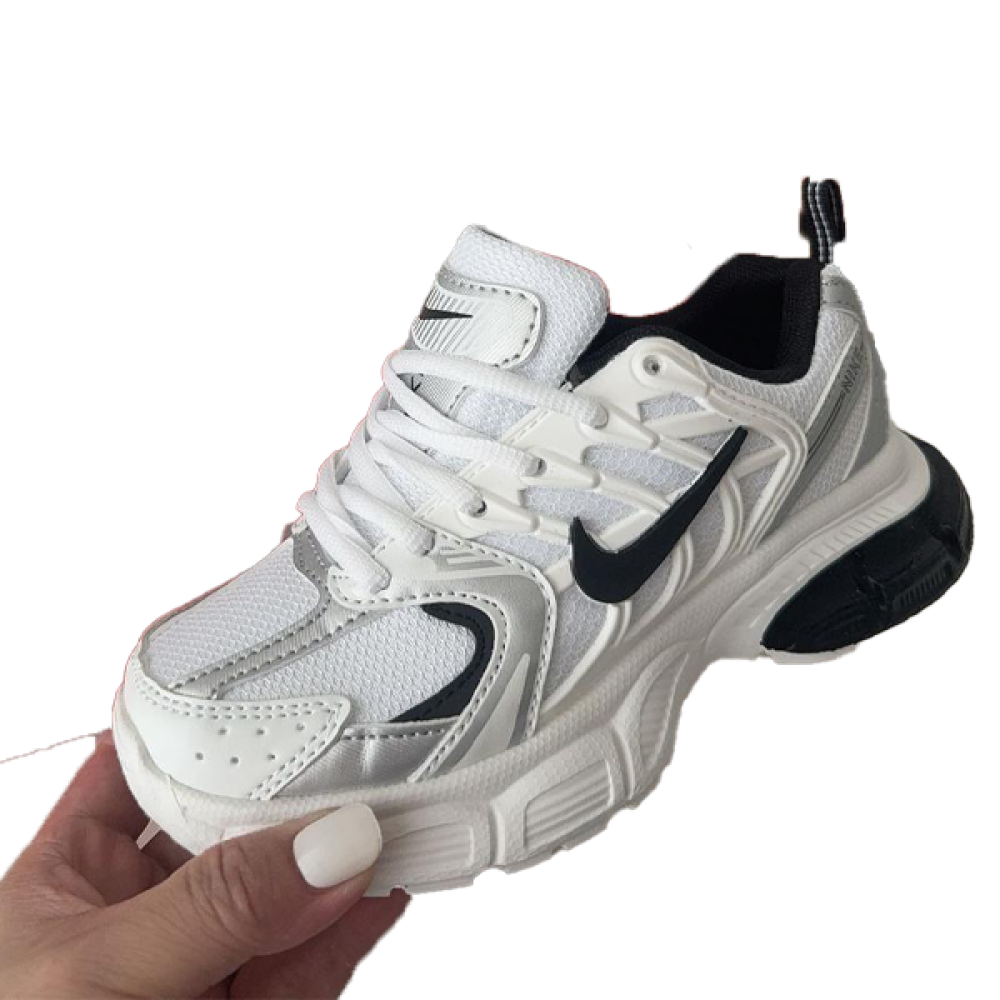 Nike Boys' Skate Shoe in Black and White