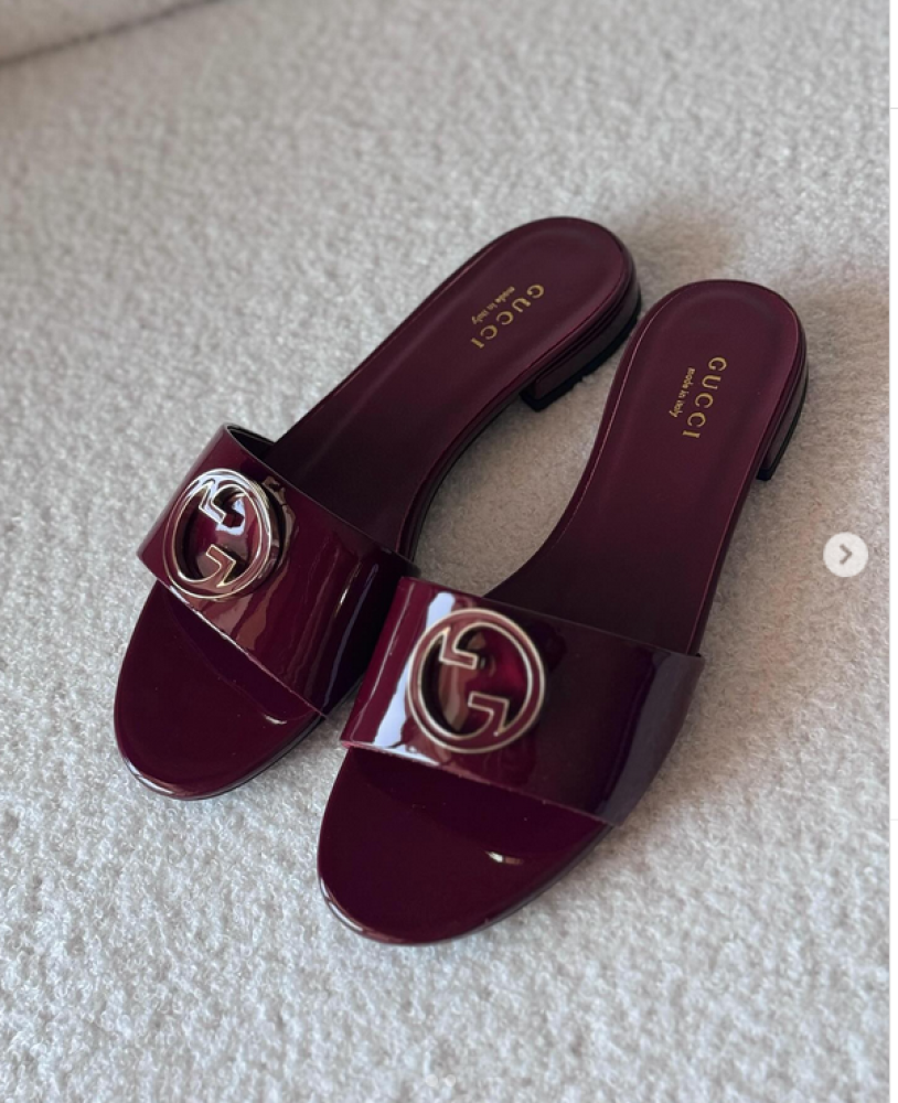 サンダル・ミュール Gucci Burgundy Leather Slippers Gucci Shiny Slipper Leather Everyday Flat Sandal in Burgundy