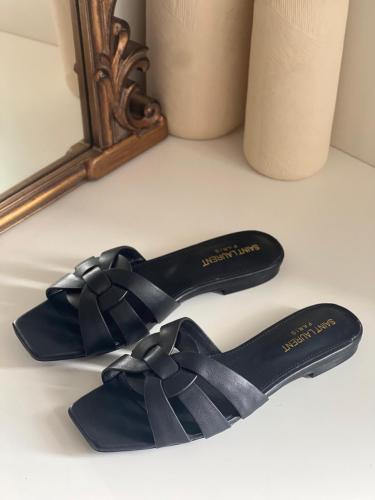 フラットシューズ SAINT LAURENT BLACK LEATHER FLATS Saint Laurent - Black Leather Moc Toe Penny Loafer