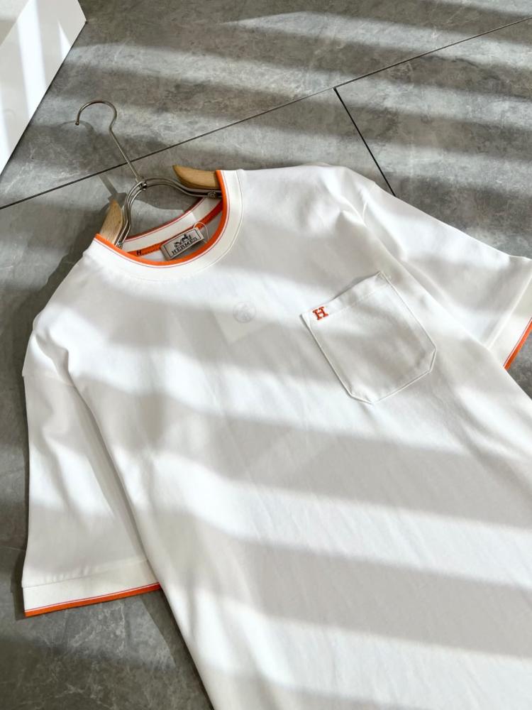 تي شرت ايرميز 2025 رجالي بجيب على الصدر لون ابيض واورنج