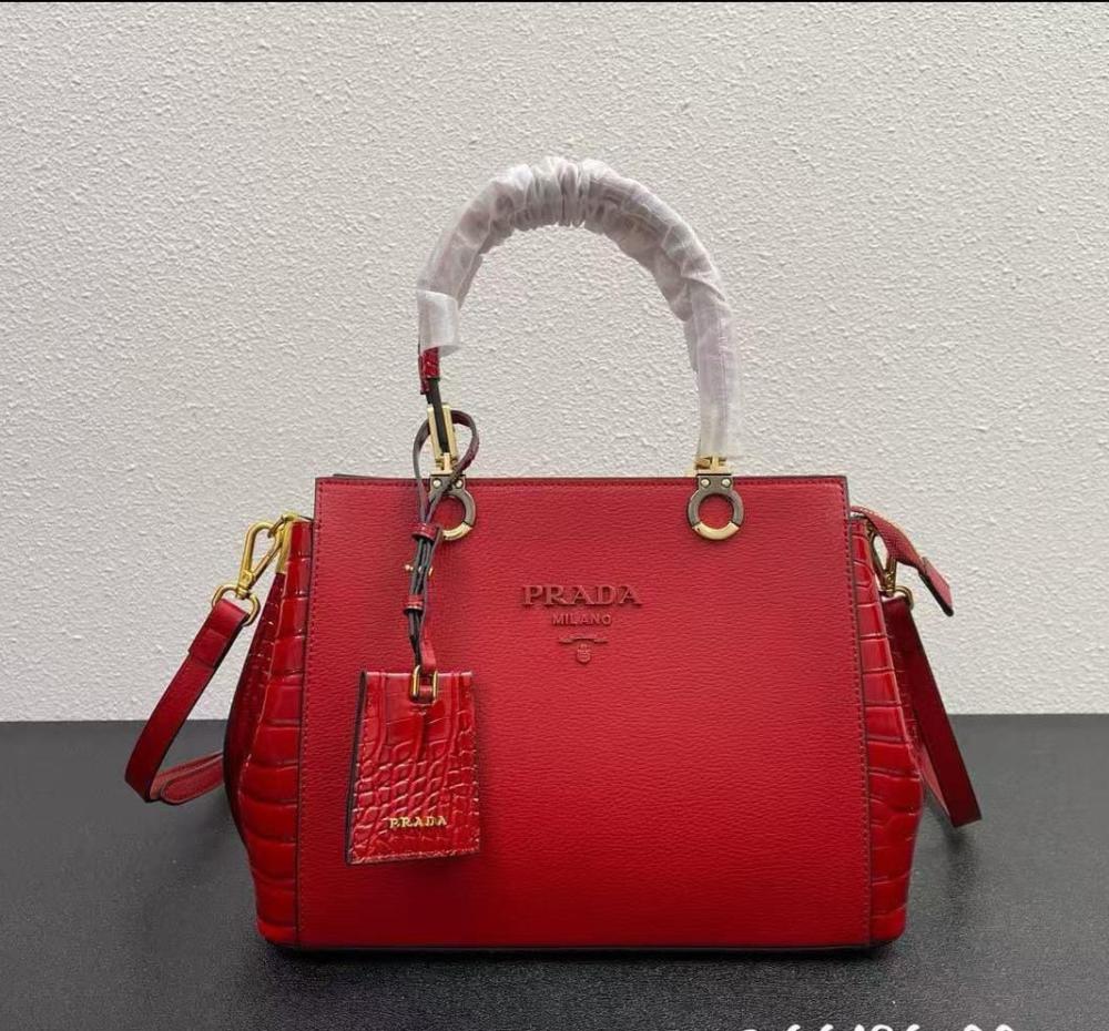 شنطه واسعه برادا 27سم بحامل طويل لون أحمر مميز