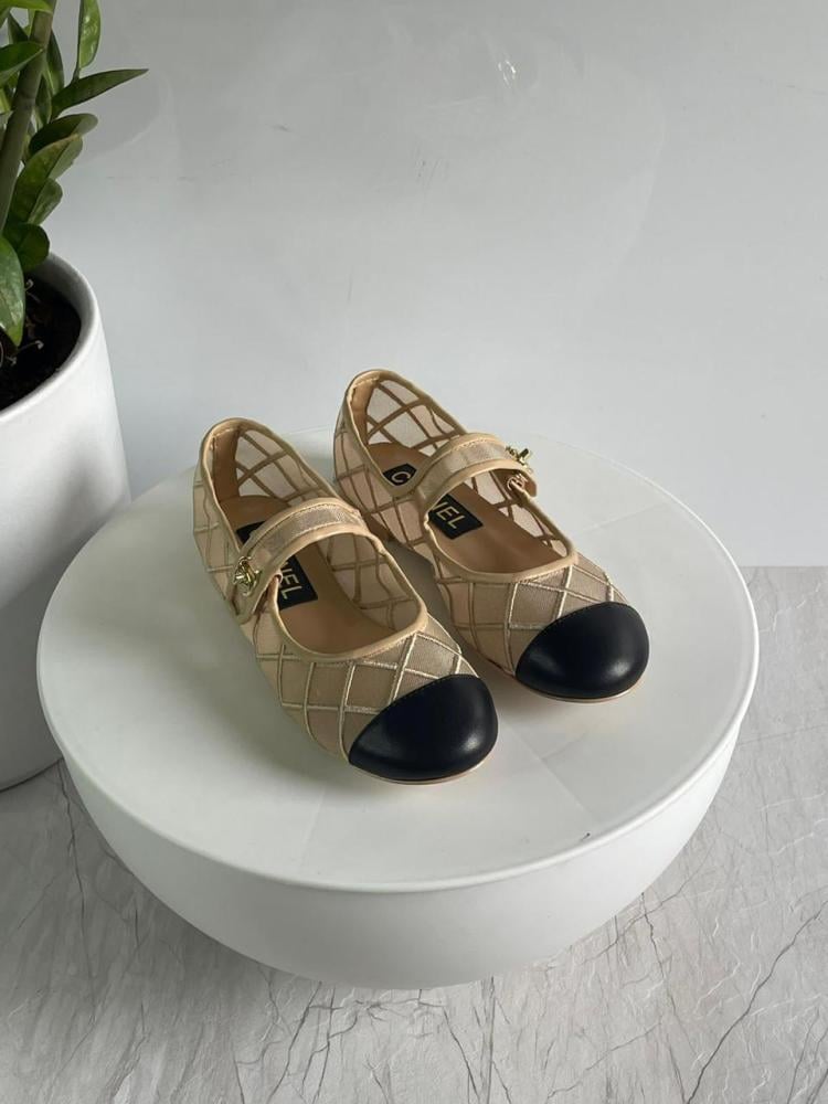 باليرينا شانيل فلات نسائية بحزام بلون بيج واسود