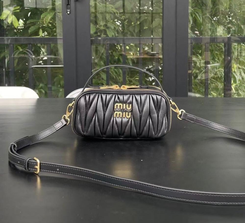 miu miu シルバー　ミニバッグ Mini Miu Miu Black Leather Shoulder Bag with Long Strap - E