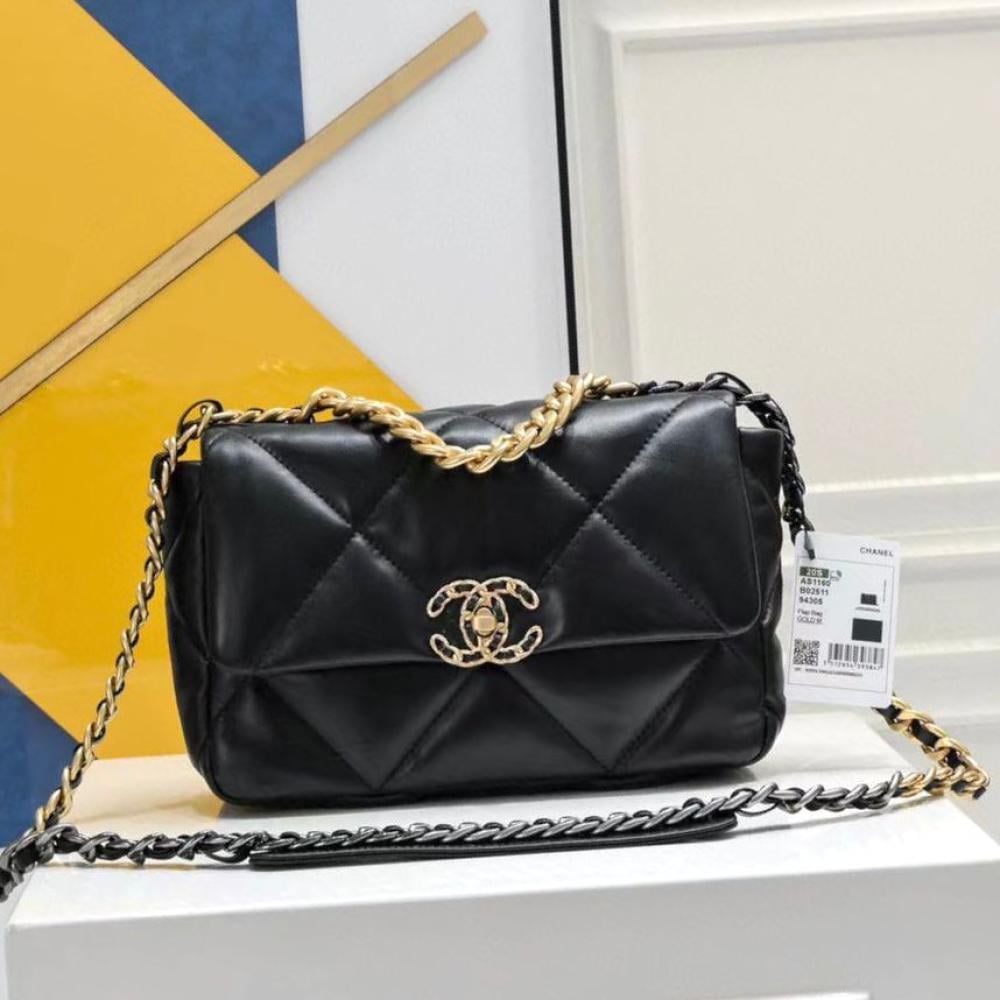 シャネル Chanel 19 Chain Shoulder Bag in Black with Gold Metal - E