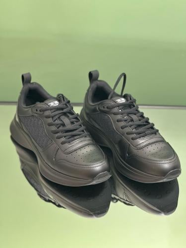 エブリデイ Dior Men's B25 Runner Leather Sneakers in Black - E-SEVEN STORE