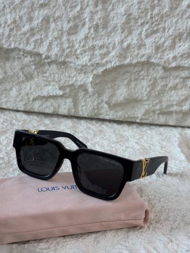 Louis Vuitton トータスシェル サングラス Louis Vuitton sunglasses with a black square frame and a gold logo