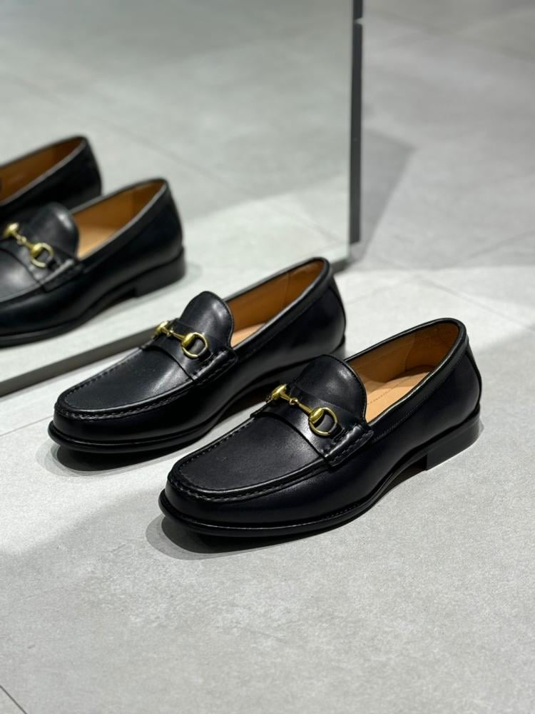 Gucci Men's Formal Shoes in Black Leather with Gold