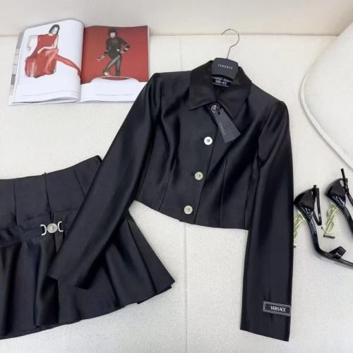 【関税＆送料込み】Versace Skirts Versus By Versace Women's Black Detailed Mini Skirt US 2 IT