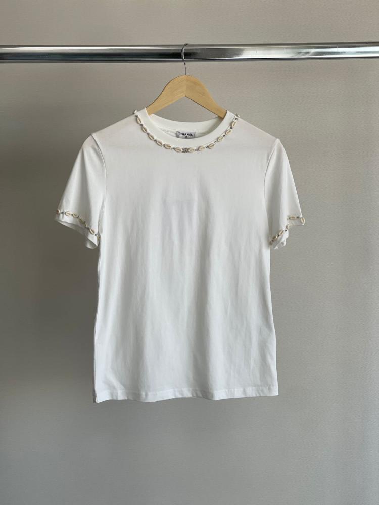 بلوزة شانيل صيفية مطرزة بالصدف ياقة دائرية لون ابيض