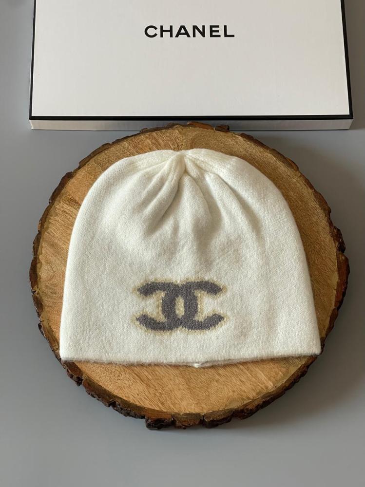 Chanel winter hat, white, with the brand's logo E-SEVEN STORE