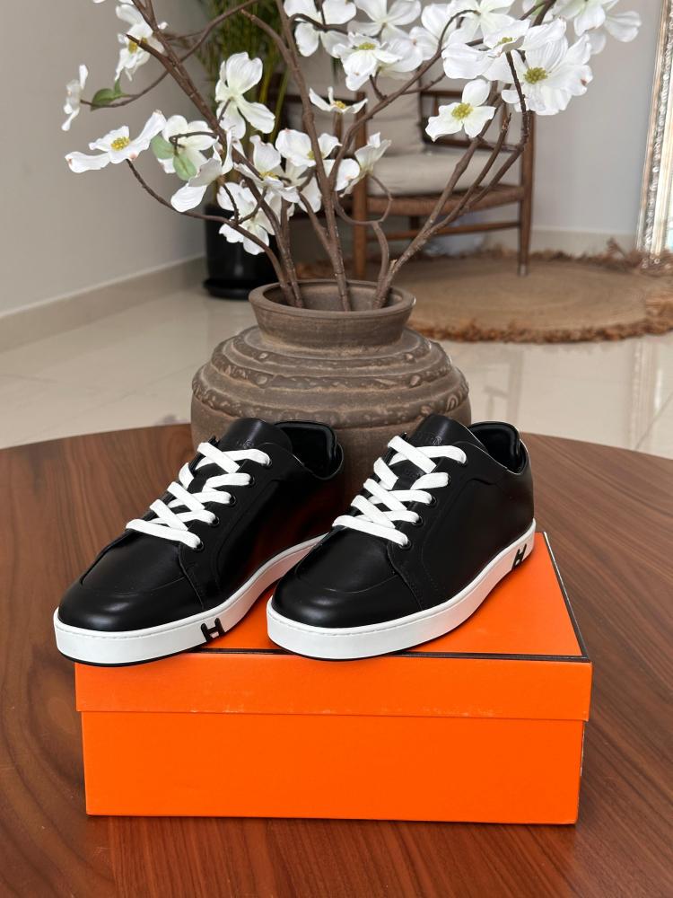 سنيكر ايرميز بأربطة للنساء لون أسود وأبيض فاخر