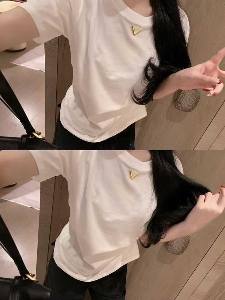 تيشيرت واسع للنساء فالنتينو لون أبيض بشعار V ذهبي