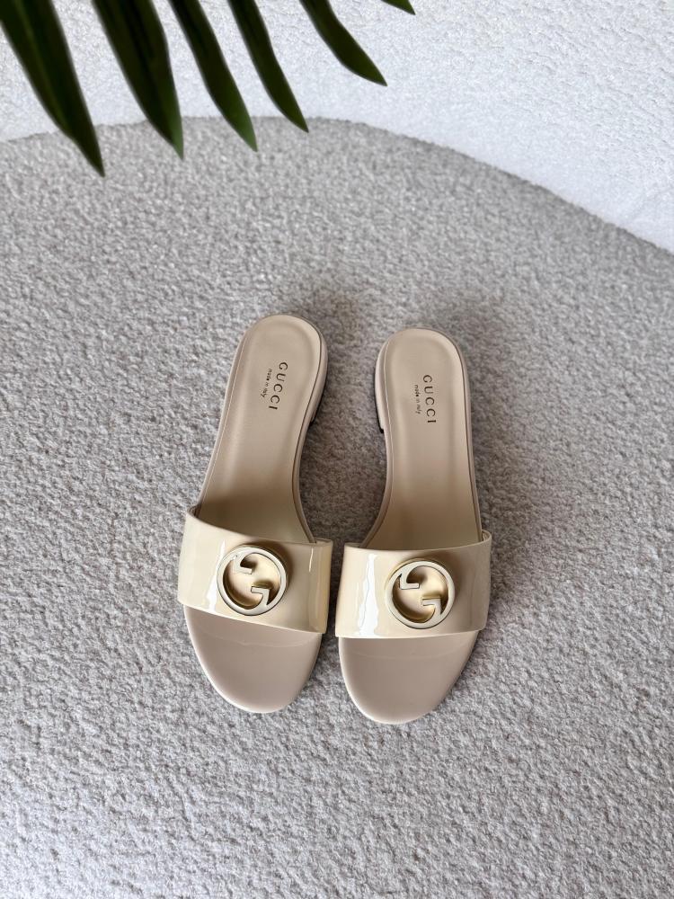 Gucci Slipper Shiny Flat Sandal for Everyday Wear, White E-SEVEN
