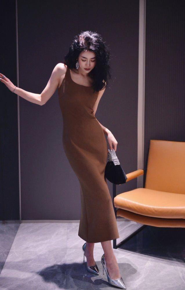 فستان كلاسيكي نسائي من فالنتينو بدون أكمام