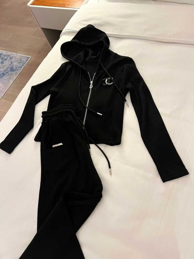 ［25ss新作］MIU MIU レディース ブラック ジャケット Miu Miu Women's Casual Set with Black Zip-Up Jacket and