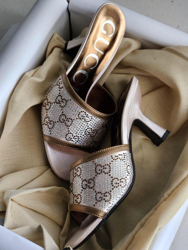 ✨未使用級 GUCCI ヘアバンド GG柄 スパンコール 現行 ゴールド 日本