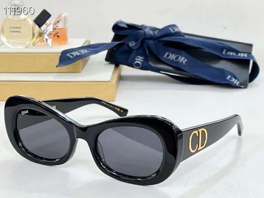 نظارة شمس dior بحروف شعار الماركة لون اسود بحواف سميكة