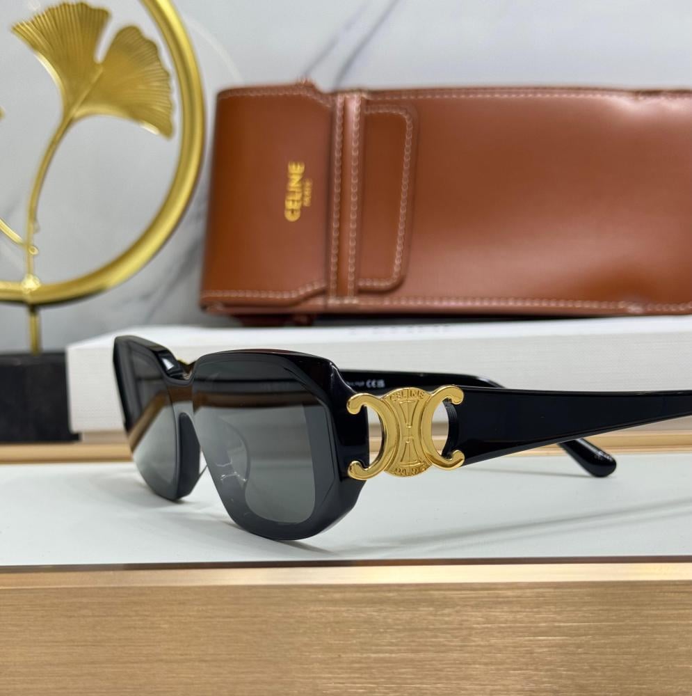 ムーブ　カメラ Celine sunglasses in black with a black frame - E-SEVEN STORE