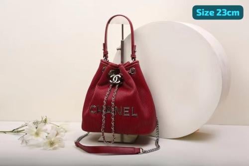 バッグ Chanel women's crossbody bag with a red pouch design - E-SEVEN STORE