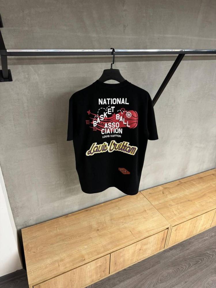 LOUIS VUITTON × NBA　ロゴプリントTシャツ　黒　XXL LOUIS VUITTON × NBA ロゴプリントTシャツ 黒 XXL