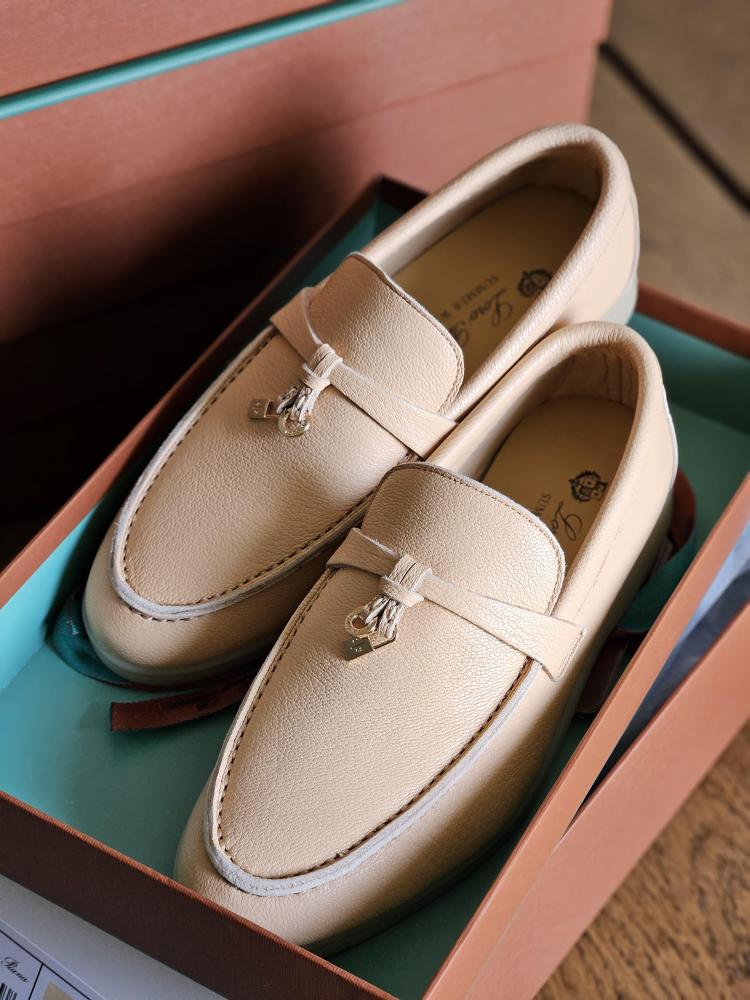 フラットシューズ Loro Piana Flat Shoes Loro Piana Women's Flat Shoes in Luxury Beige Suede - E