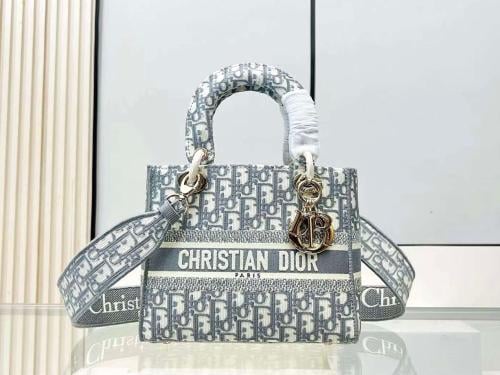 حقيبه DIOR ليدي ديور مطرزة بشعار الماركة لون رمادي