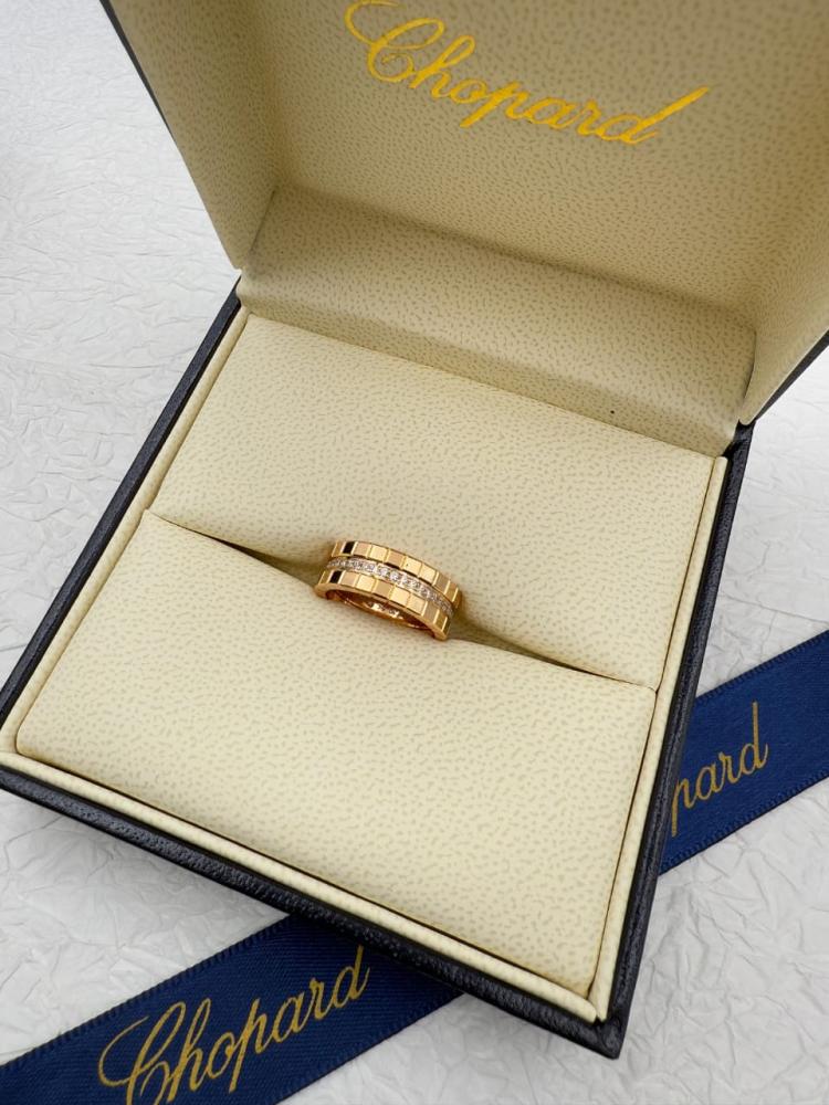 Chopard ring studded with elegant rose gold