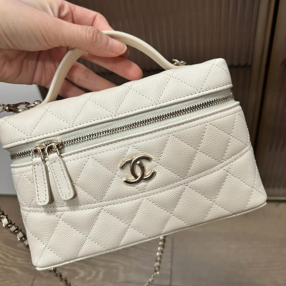 シャネル Chanel small chain shoulder bag in white with zipper - E