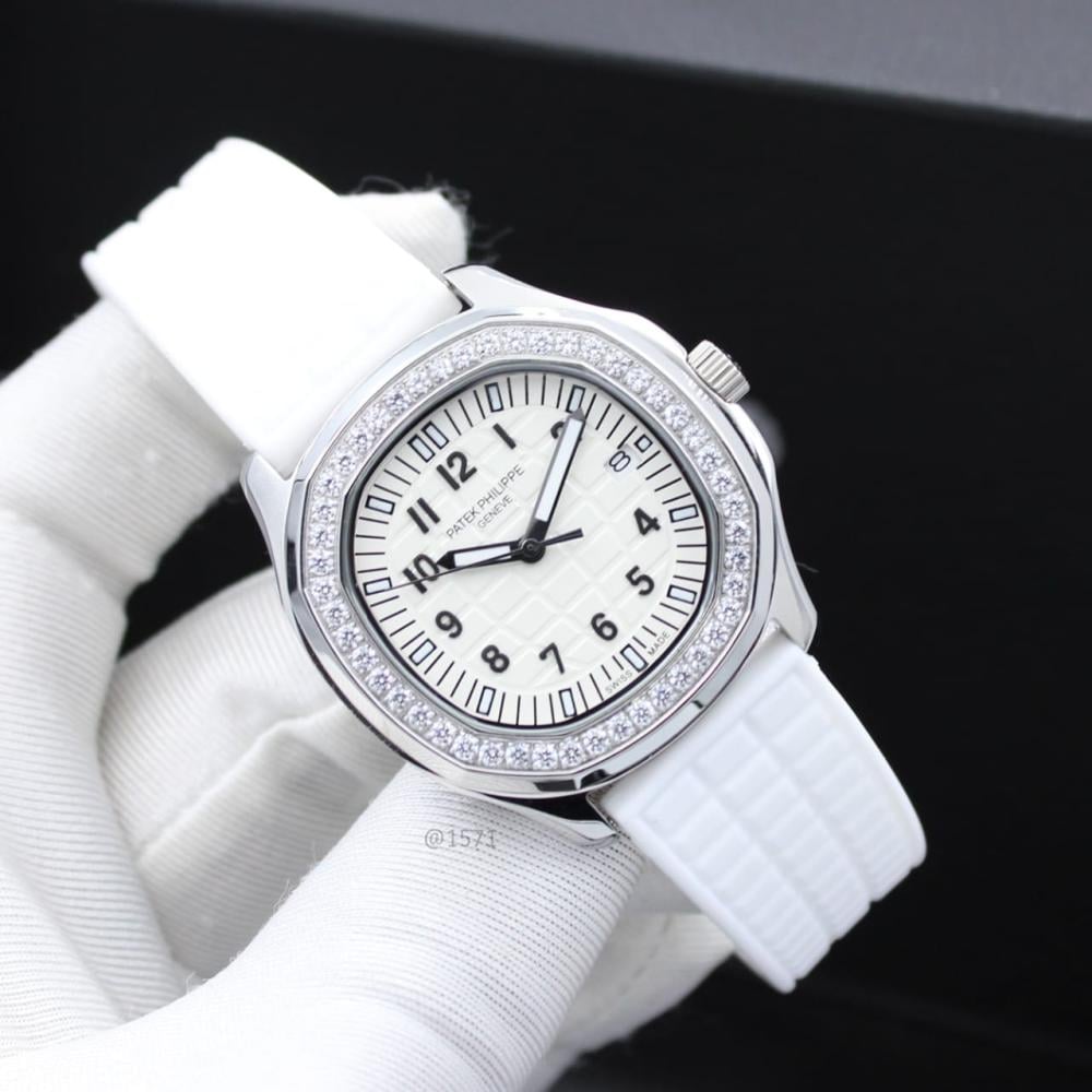 ساعه نسائيه باتيك فيليب Aquanaut لون أبيض وفضي مرصعة