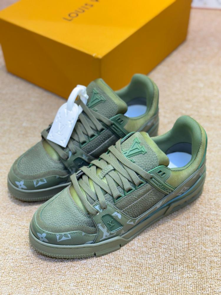 エレガントな足元◆送料込【LOUIS VUITTON】sneakers LV Trainer Louis Vuitton Men's Trainer Sneaker Lace-Up Olive with Logo
