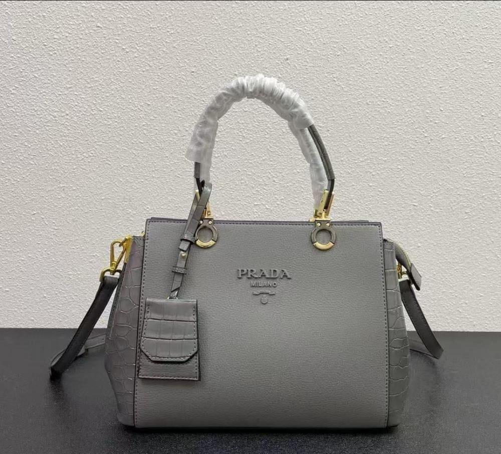 حقيبة واسعة برادا 27سم بحامل طويل لون رمادي