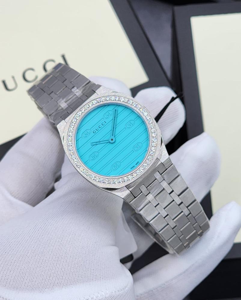 ساعة بد جوتشي نسائية H25 لون فضي بقرص أزرق